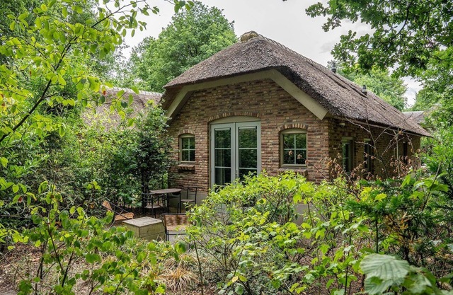 A luxury studio for 2 people which feels like a loft/hotel suite. With a private kitchen, an infrared sauna, and a lovely terrace. Directly located by the moors of Ermelo, and you can easily walk into the Speulder Forest through the gate.