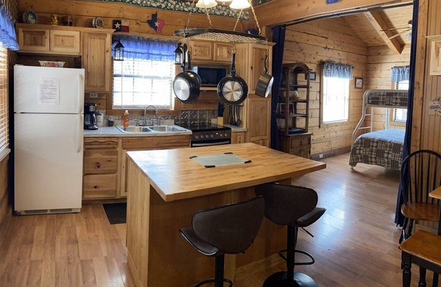 A Peace of Heaven LOG Cabins & RV- Cabin #2