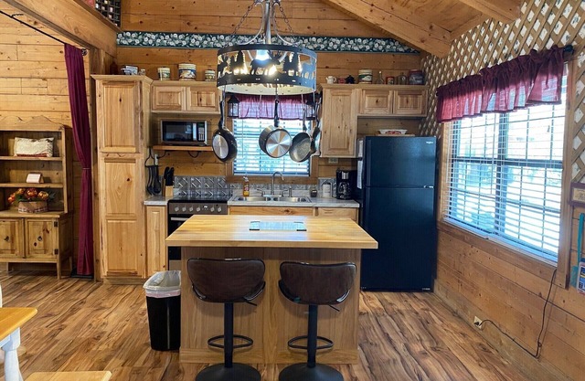 A Peace of Heaven LOG Cabins & RV- Cabin #3
