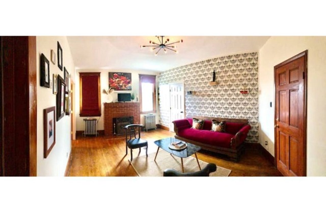 A Poet's Place-1 Br Vintage Chic Apt