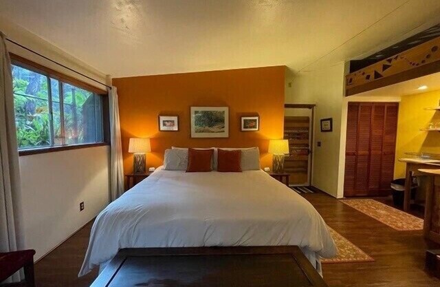 A Private Getaway in the Rainforest. One mile from Volcano National Park.