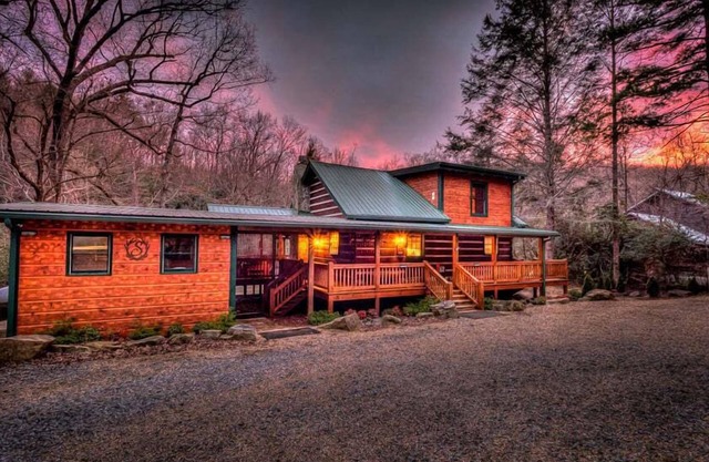 A River Runs Through It - River front | Hot Tub | Pool Table | Fire pit
