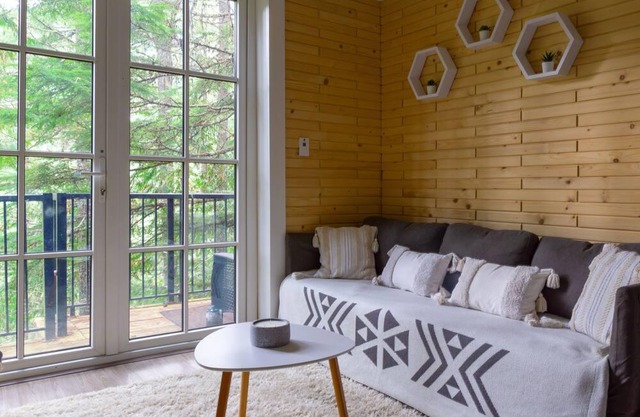 A romantic private escape into nature for couples. Hot tub + Sauna + Yoga Studio