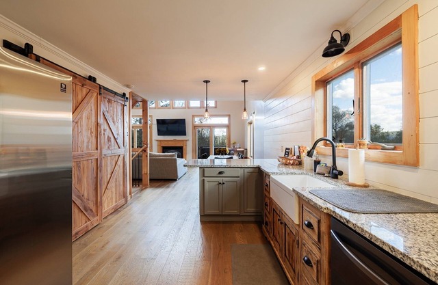 A Rustic Retreat- FLX region Hot tub, game room & fire pit