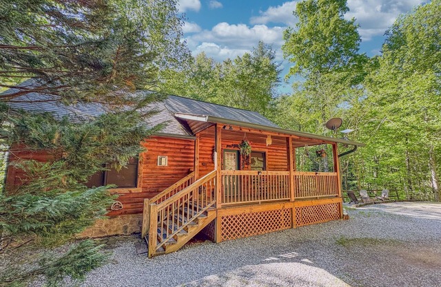 A Secluded Cabin You'll Love! with King Bed-HotTub-Firepit-near GSM Natl Park