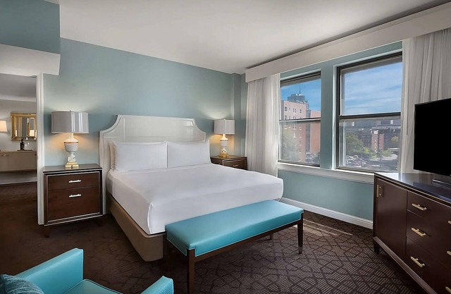 A short drive away from Saint Louis Science Center! W/Pool, Parking & Cinema!
