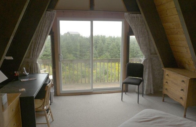 A short walk to one of the world's best beaches, sleeps 8