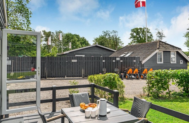 A small cottage awaits you here, located on a campsite with a playground.