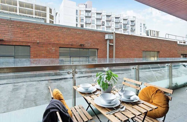 A Spacious & Cozy 2BR Apt Near Melbourne Uni