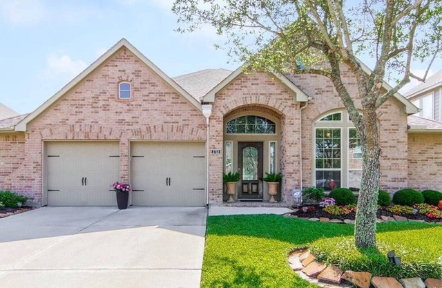 A stunning home in Pearland, Texas awaits you! Thoroughly sanitized!