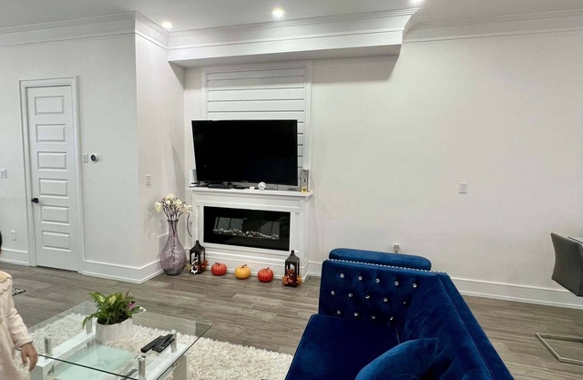 A tasteful Brand New House - 10 Minutes to Bluffs beach.