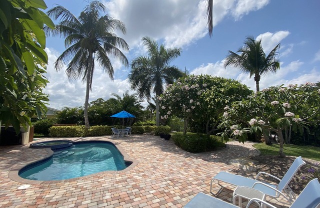 A Tropical 2 Bedroom/2 Bath House w/Pool and Dock