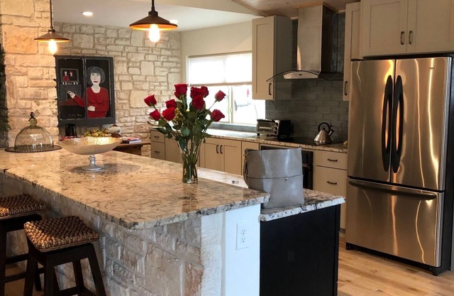 A Tx Hill Country haven, pool, yard in the midst of Boerne & Comfort town.