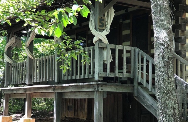 A Unique Bed and Breakfast.Log Cabins, with Hot Tubs and Breakfast Delivered Each Morning :)