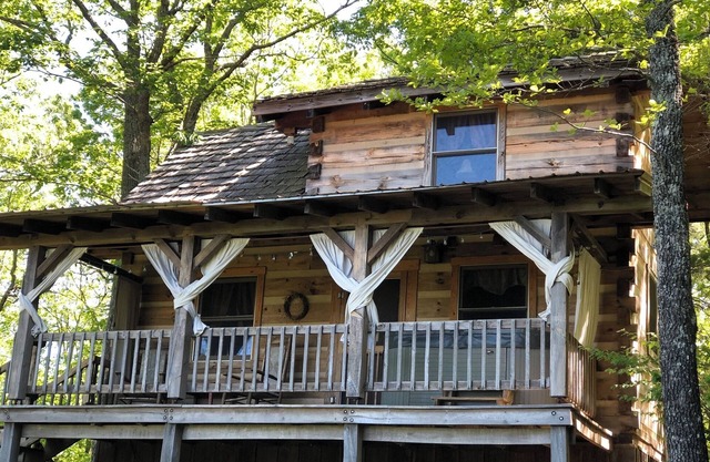 A Unique Bed and Breakfast.Log Cabins, with Hot Tubs and Breakfast Delivered Each Morning :)