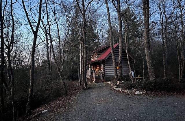 A Unique Bed and Breakfast.Log Cabins, with Hot Tubs and Breakfast Delivered Each Morning :)