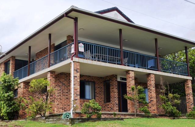 A Willo's View Crescent Head