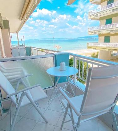 A wonderful apartment in front of the sea!