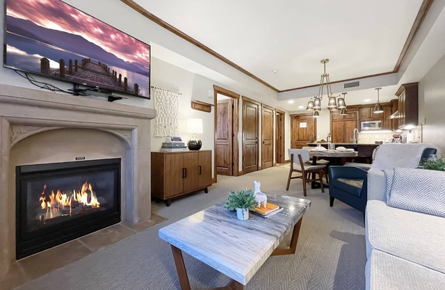 AAA 4 Diamond Resort Suite w/Resort Pool, Hot Tub, and More! Perfect for Couples