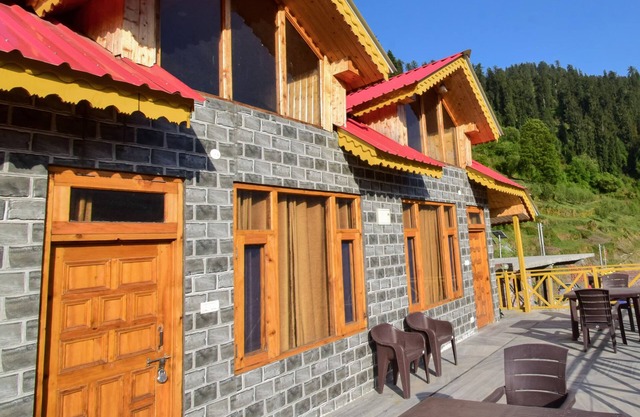 Abhishek Homestay: Your Cozy Retreat Amid Shoja's Scenic Serenity