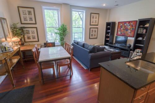 Above Maxwell Wine Bar - Super Central 2Bed 2Bath
