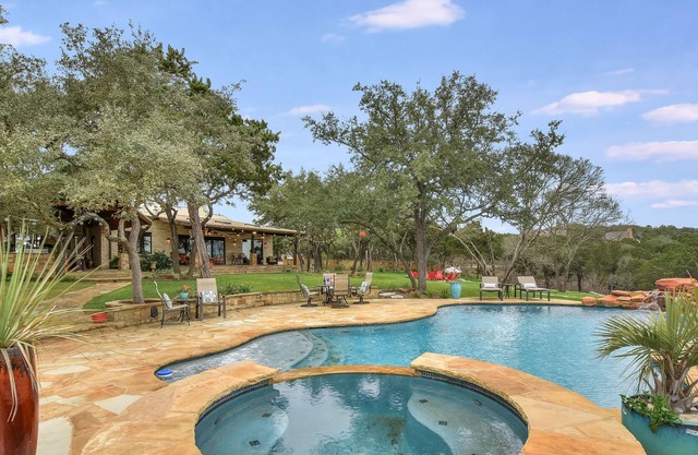 Above Serenity| Luxury Services Included* I 8Mi ATX | Pool/Spa | Views