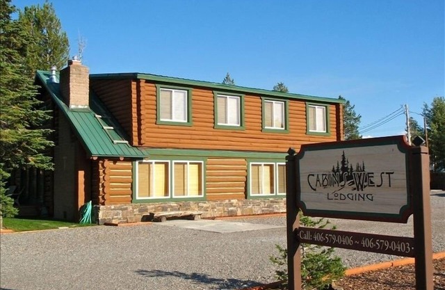 Absaroka Cabin, Sleeps up to 14, 5 Blocks from Yellowstone's West Entrance.