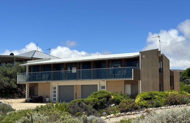 Absolute Beachfront on the cliff with easy stair access to the beach (BYO LINEN)