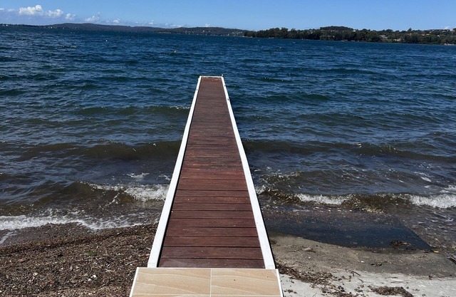 Absolute waterfront holiday house - blue ribbon location