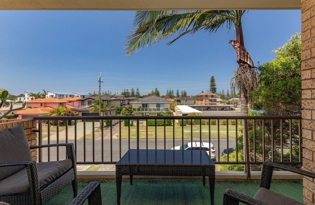 Acacia 7 Tuncurry - Quiet unit, a stroll from the Tuncurry Bowling Club.