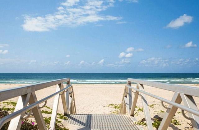 Acacia Holiday Apartment - Cozy seaside getaway with quiet charm and balcony