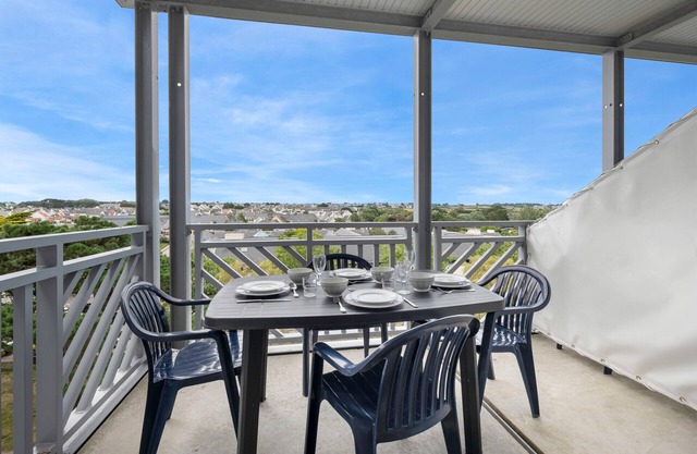 access to the beach, pool, nice flat for 4