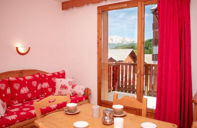 Accessible Studio for 2 Near Slopes with Pool and Stunning Views