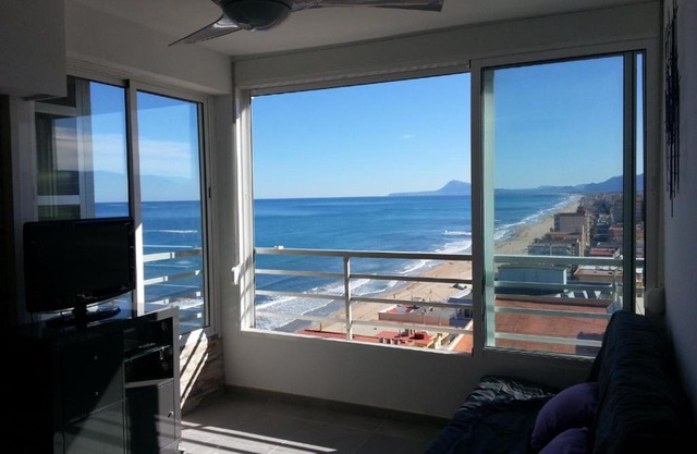 Acogedor apartamento con vistas al mar.