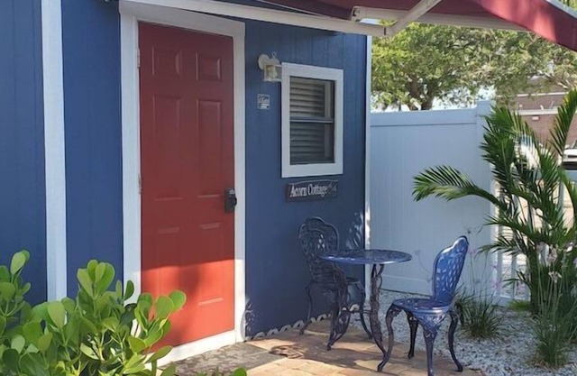 Acorn Cottage * Downtown * Tropical Yard