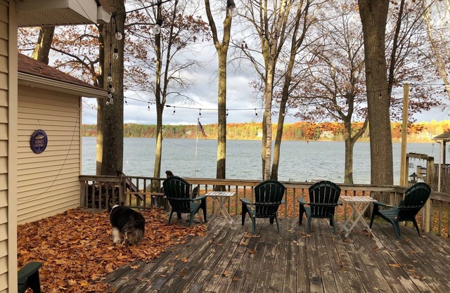 Acorn Landing: Experience Fall's Foliage from Your Lakeside Retreat!