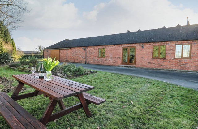 ADELAIDE COTTAGE, with pool in Ashbourne