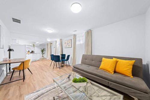 Adorable 1-bdrm basement, Fast WIFI, Free Parking, Smart TV