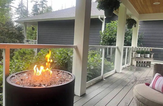 Adorable 1 bed Guest House w/cozy elec. fireplace