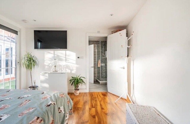 Adorable 1 bedroom guest suite