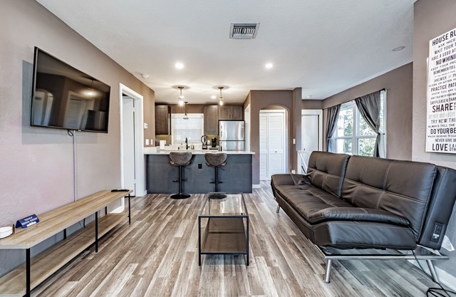 Adorable 1-bedroom home w/Full Kitchen & Parking - Sleeps 4