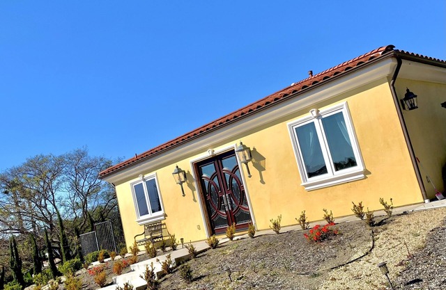 Adorable 2 Bedroom Guest House, 12 minutes from beach, 7 minutes from shopping