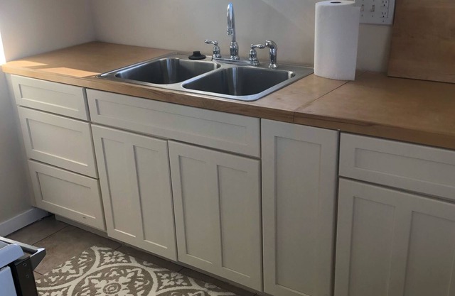 Adorable 2-Bedroom Guesthouse w/ all the amenities!