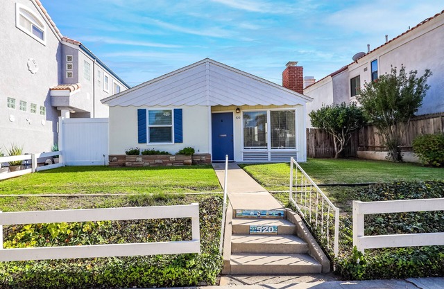 Adorable Beach House 5 Blocks from the beach with two car garage and Wifi