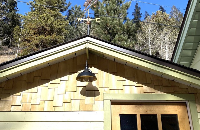 Adorable Cottage in National Forest - hiking & climbing steps from your door!