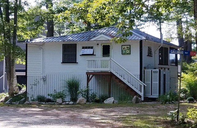 Adorable cottage set among tall pines with sandy beach -only .5 mile from town.