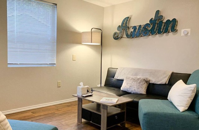 Adorable cozy 1 BR cottage centrally located with full kitchen