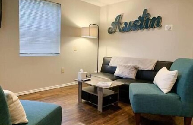 Adorable cozy 1 BR cottage centrally located with full ki.