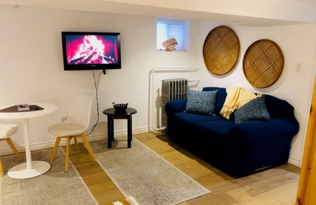Adorable house with WiFi in vibrant Toronto