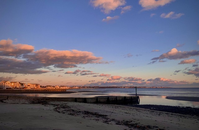 Adorable New England Cottage, 2 min walk to Beach 🏖️, Available year round